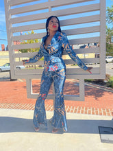 Load image into Gallery viewer, The Print Stretch Bell Bottom Pants (Indigo)