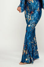 Load image into Gallery viewer, The Print Stretch Bell Bottom Pants (Indigo)